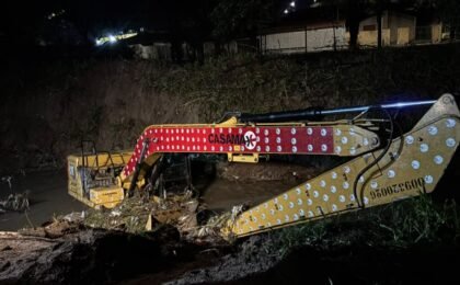 Escavadeira fica presa em córrego após chuva no DIC I