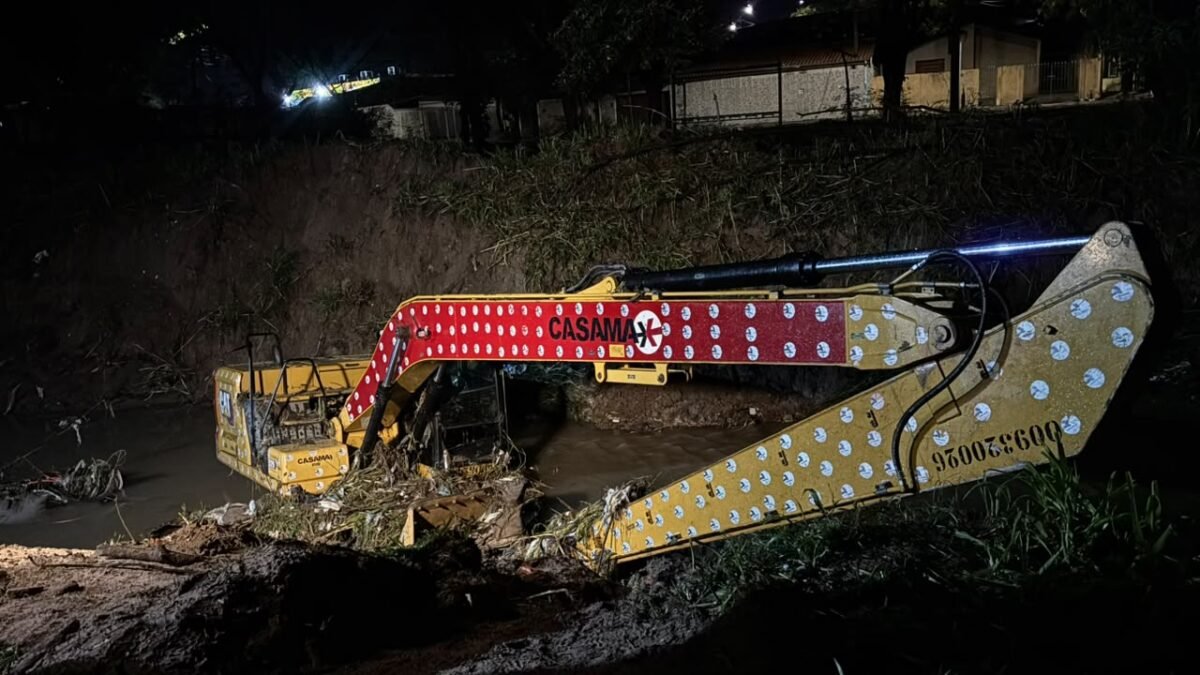 Escavadeira fica presa em córrego após chuva no DIC I